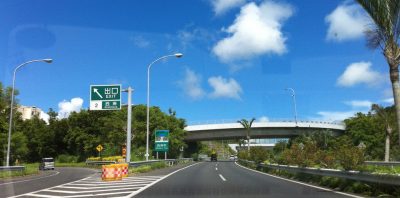 Okinawa Mietwagen, auf der japanischen Autobahn unterwegs
